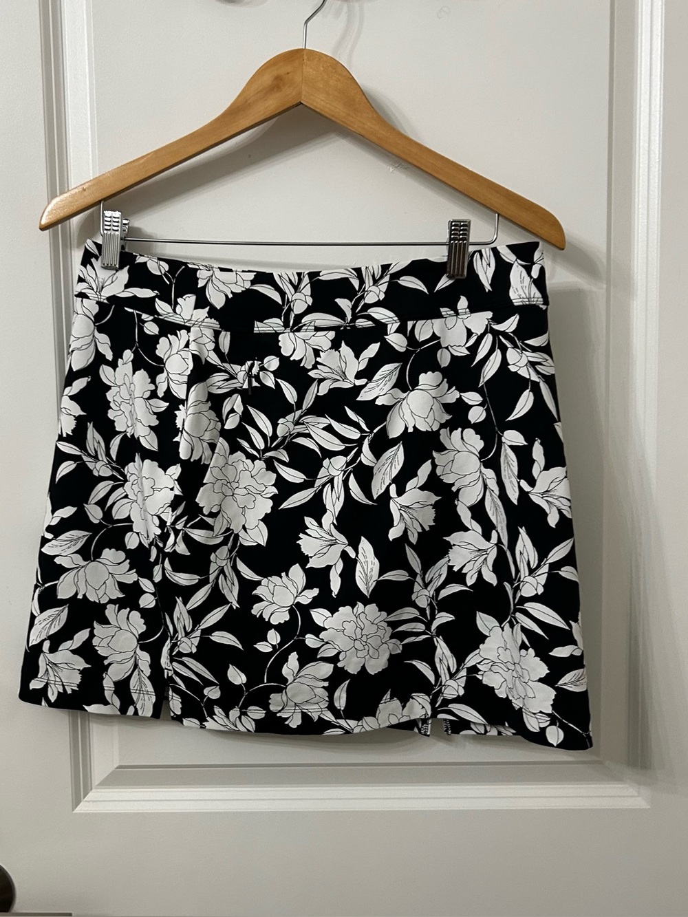 NWT Tommy Bahama Black & White Floral A-Line Skort Size Small